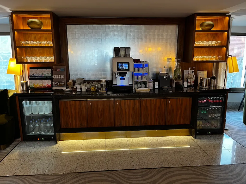 Hotelbar mit Kaffeevollautomat und Getränkekühlschränken