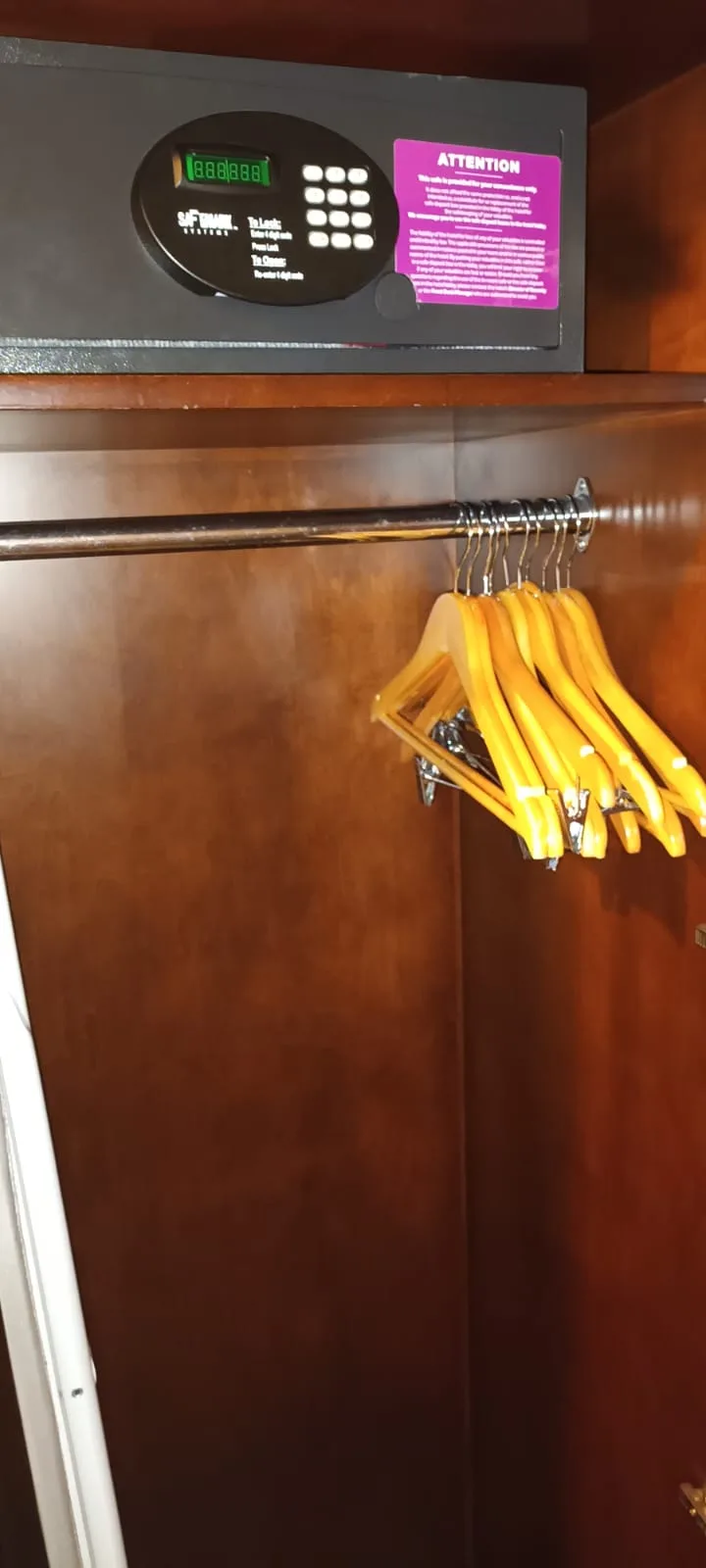 Schrank mit Haken und Schließfach im Hotelzimmer