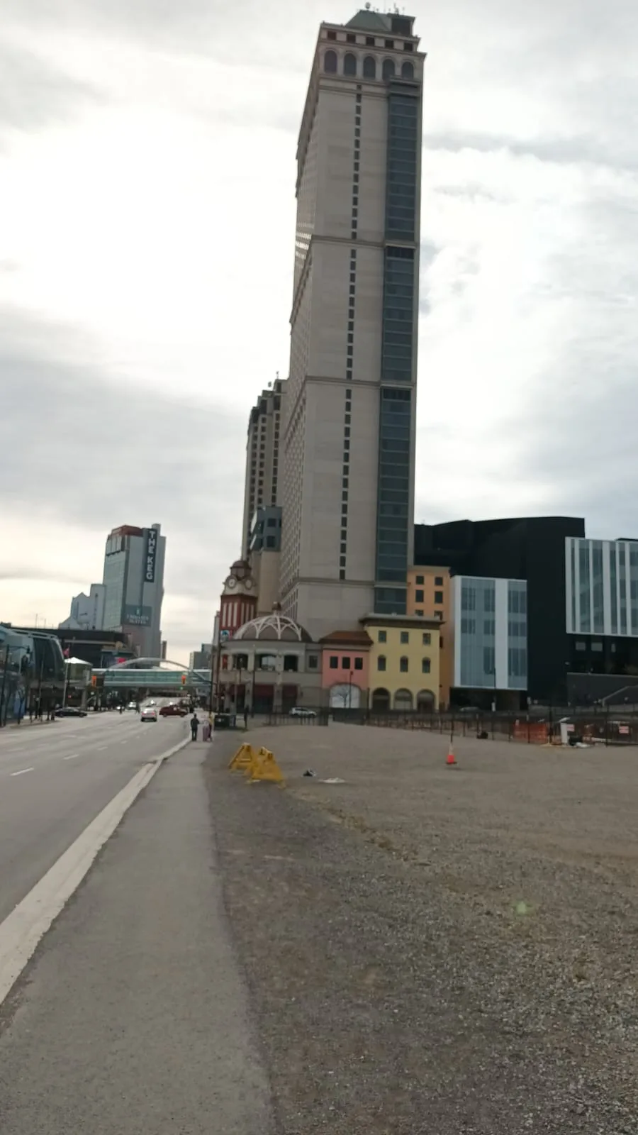 Hochhaus in Niagara Falls mit umliegenden Gebäuden