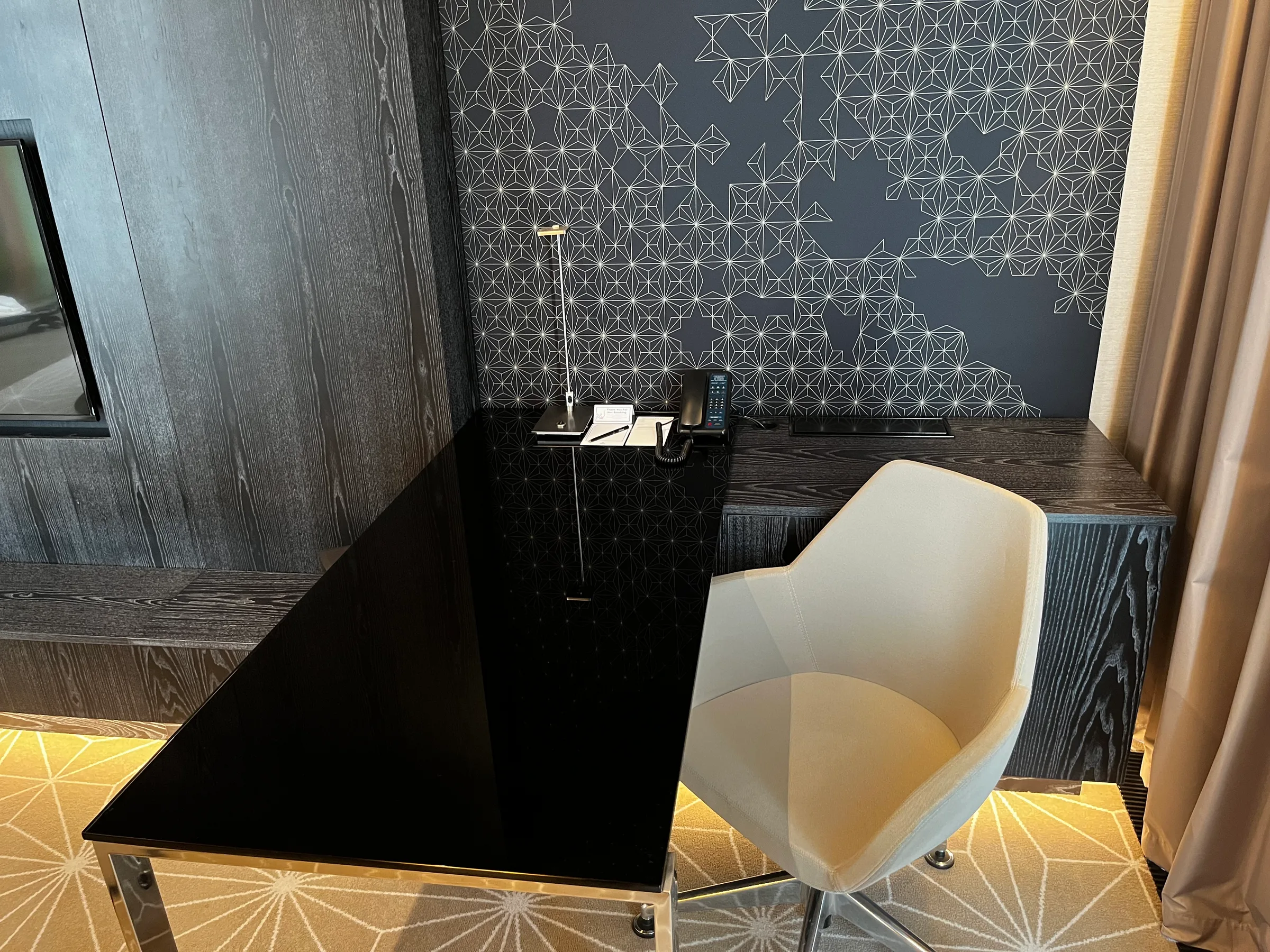 Schreibtisch mit Stuhl in einem Hotelzimmer