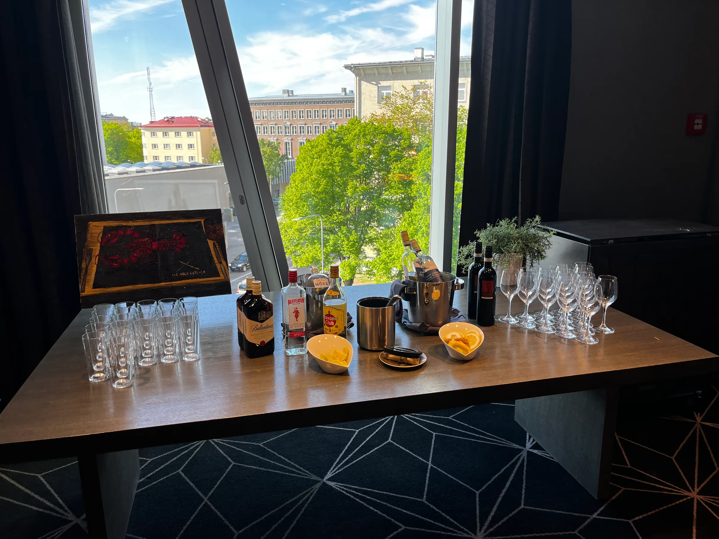 Hotelzimmer mit Bar und Aussicht auf Stadt