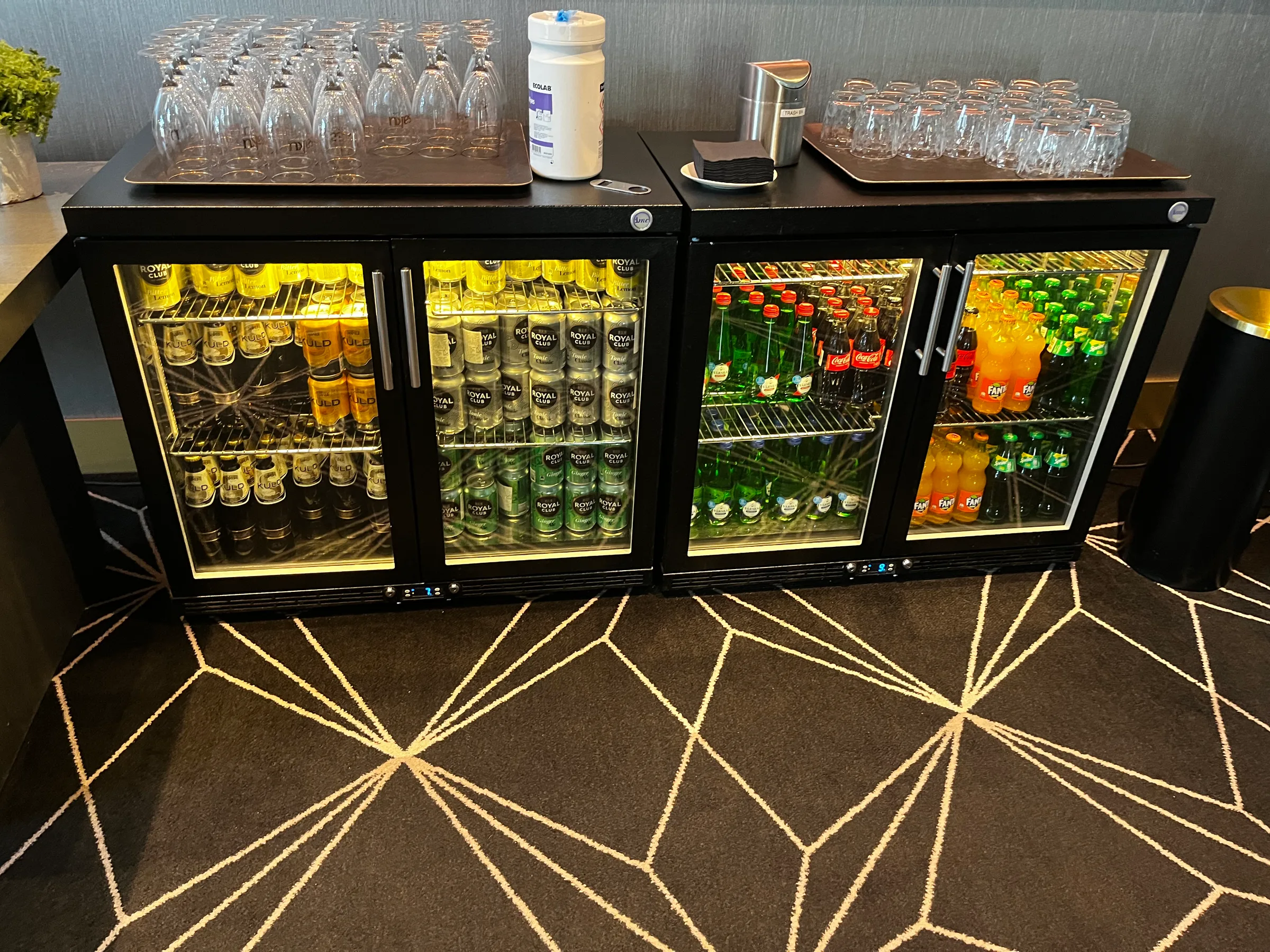 Hotelbar mit Getränkekühlschränken und Gläsern