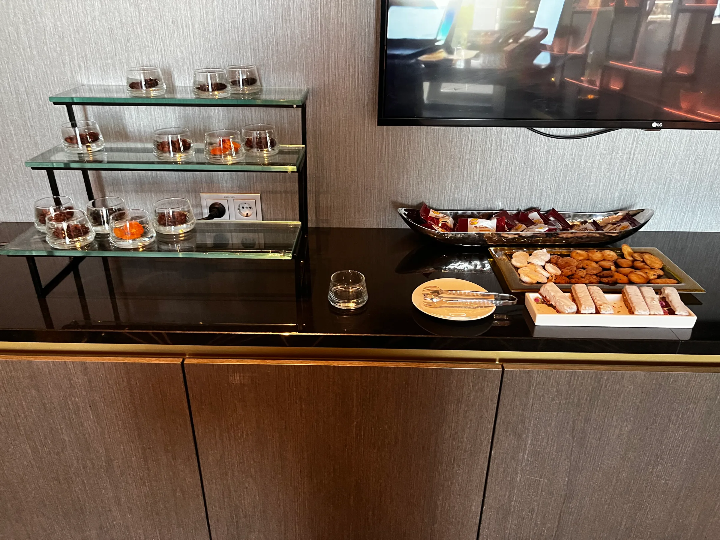 Hotelbuffet mit verschiedenen Gebäck und Getränken auf einem Sideboard