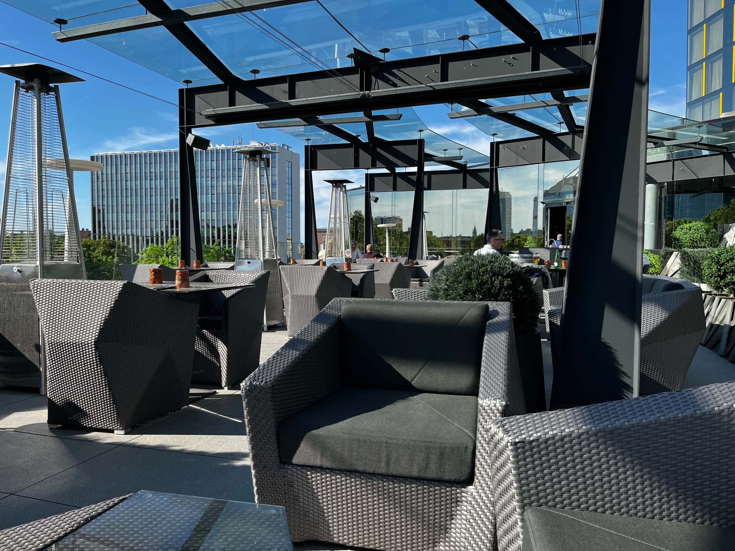 Dachterrasse mit Sitzmöbeln und Blick auf moderne Gebäude