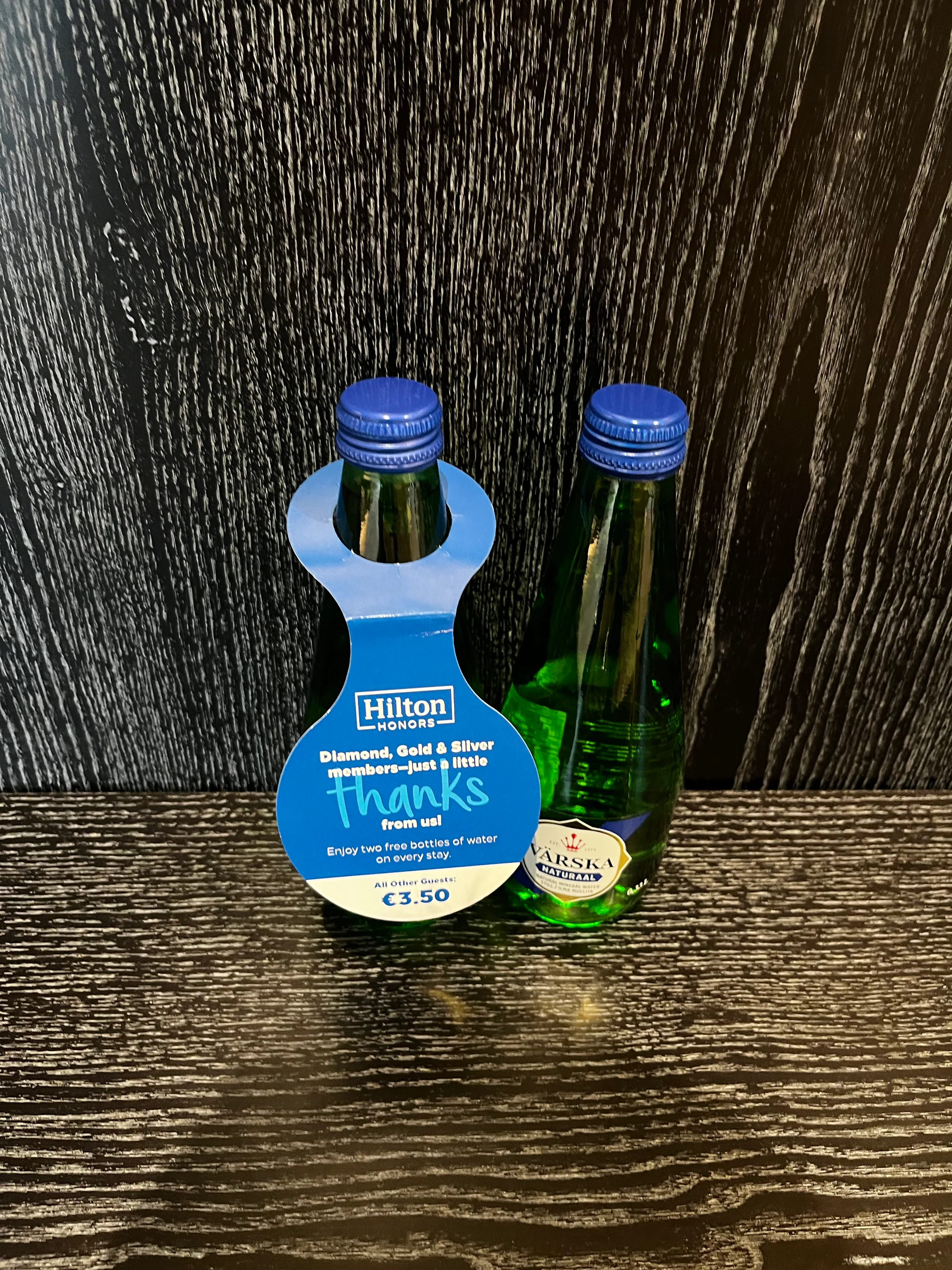 Hotelwasserflaschen mit Dankesnachricht für Hilton-Hotelgäste