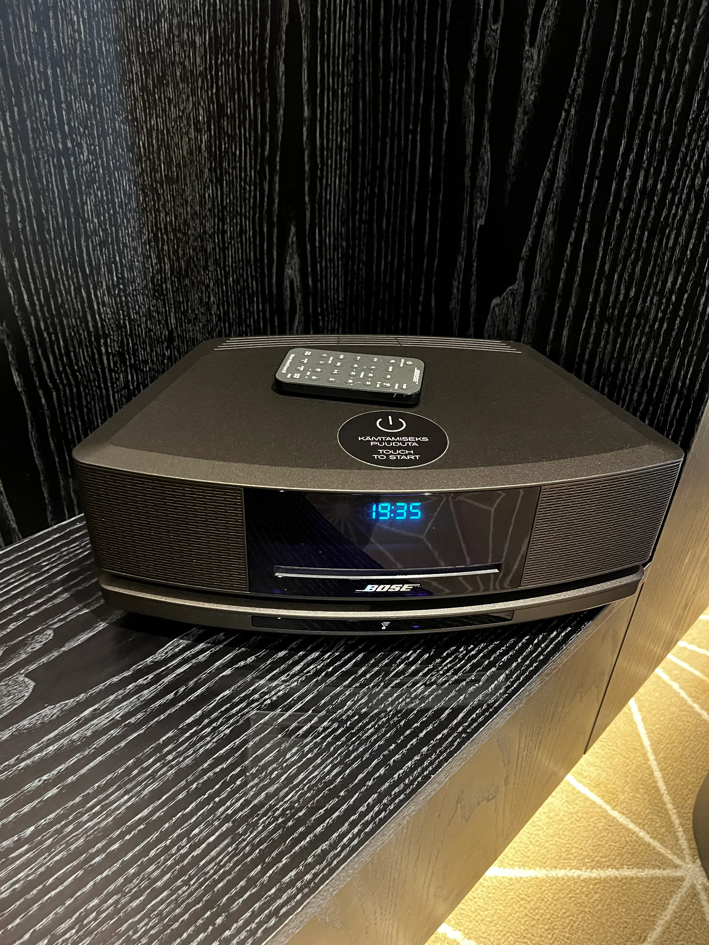 Bose-SoundSystem auf Holztisch im Hotelzimmer