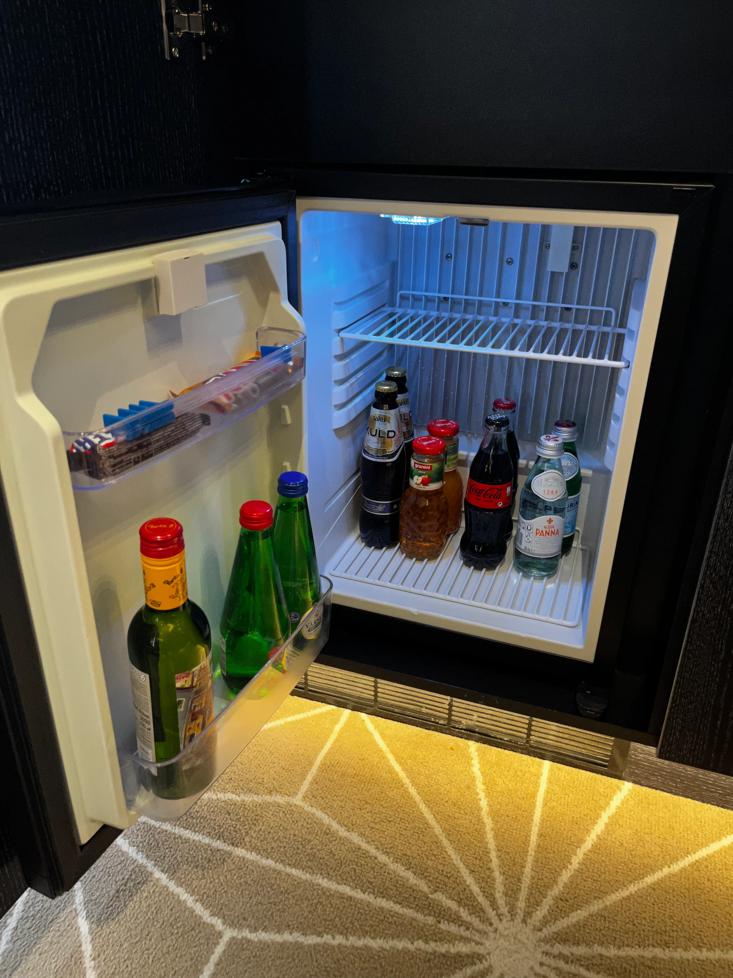 Hotelkühlschrank mit Getränken und Eiswürfeln
