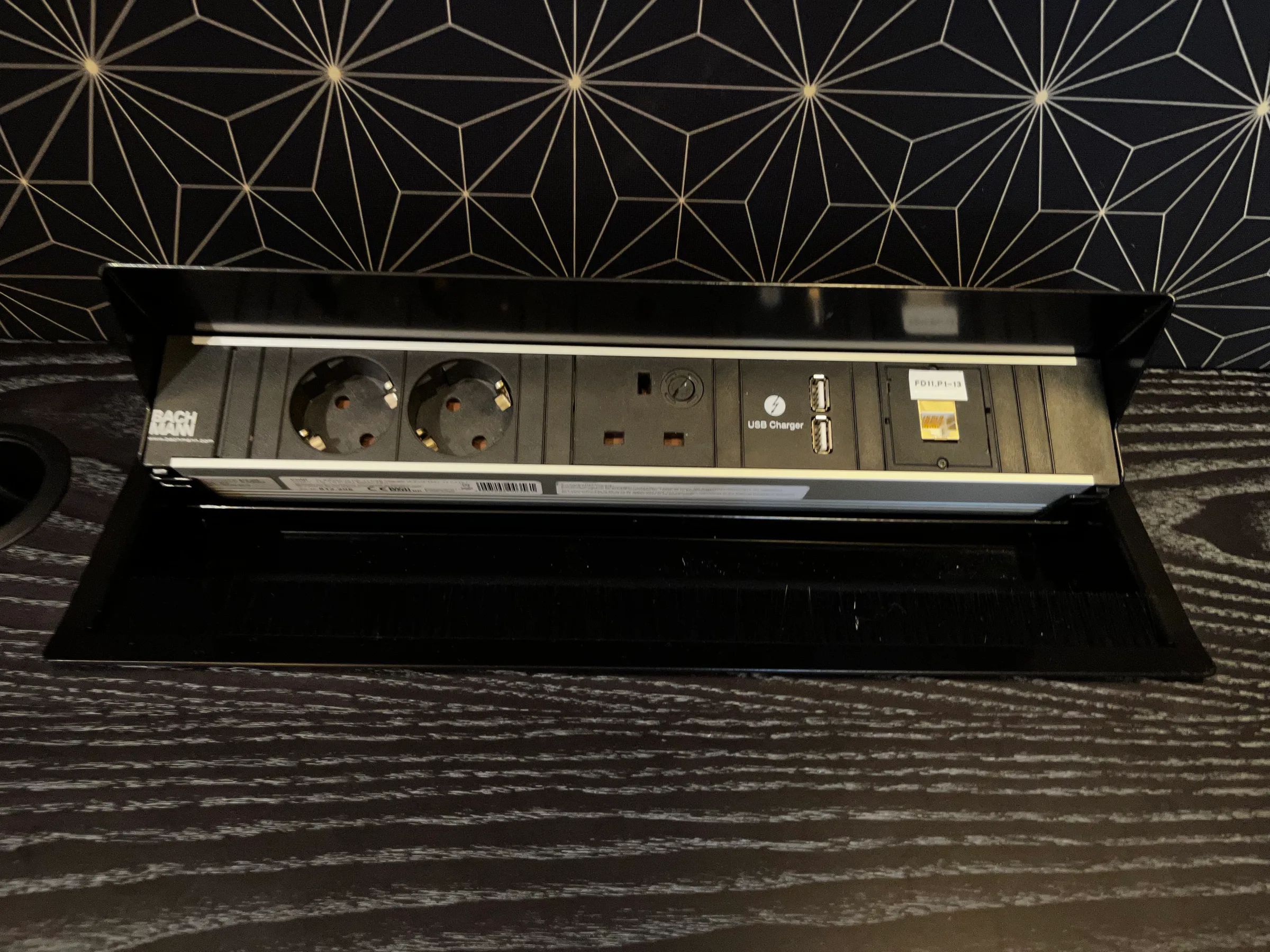Hotelsteckdosen mit USB-Ladegerät und Kartenleser