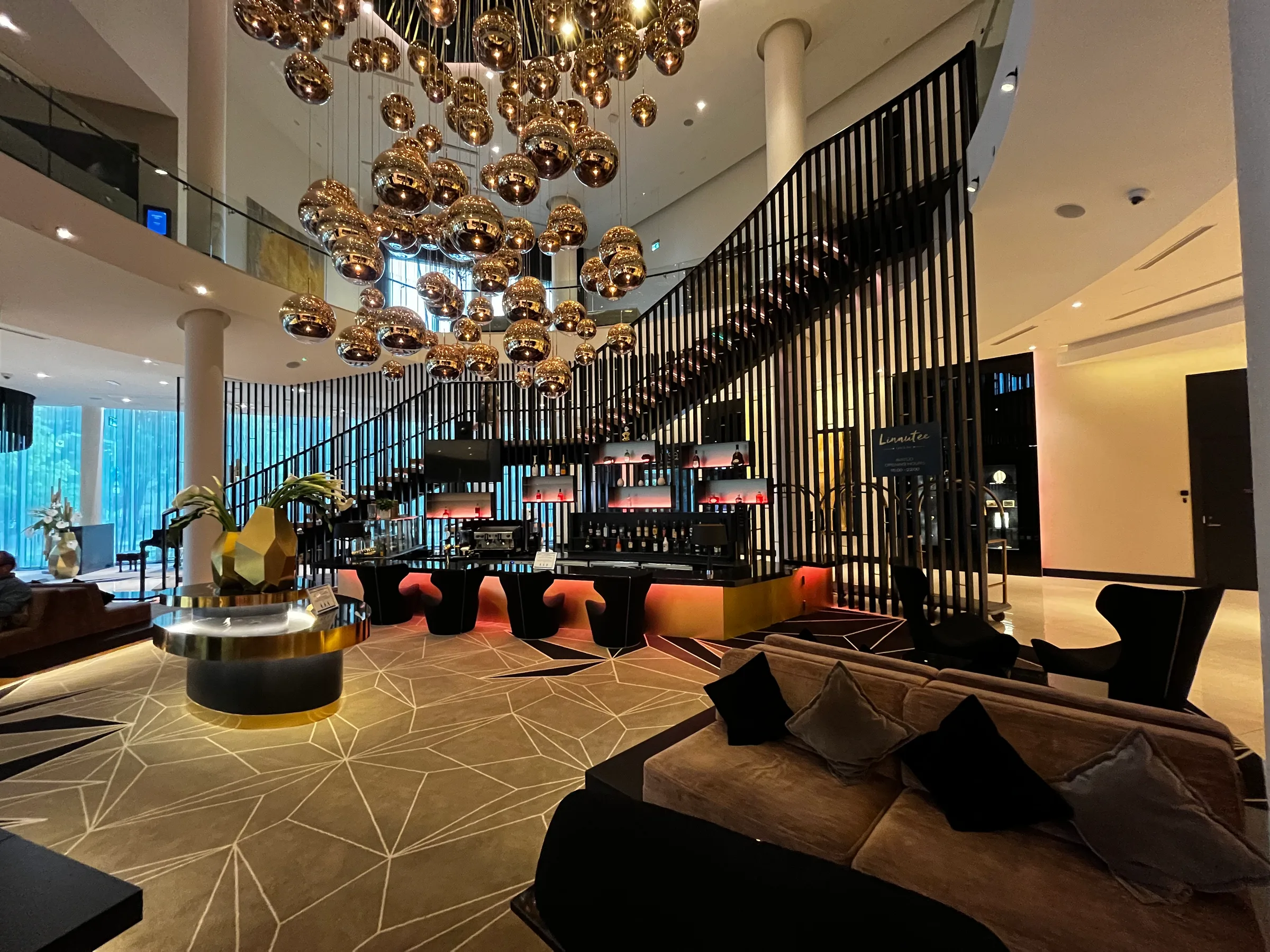 Lobby des Hotels mit moderner Beleuchtung und Sitzgelegenheiten