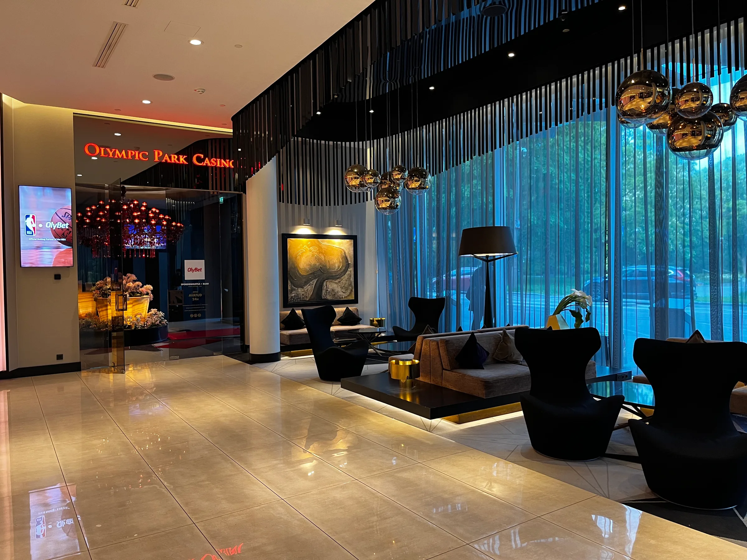 Lobby des Hotels mit Sitzmöbeln und Glaswand