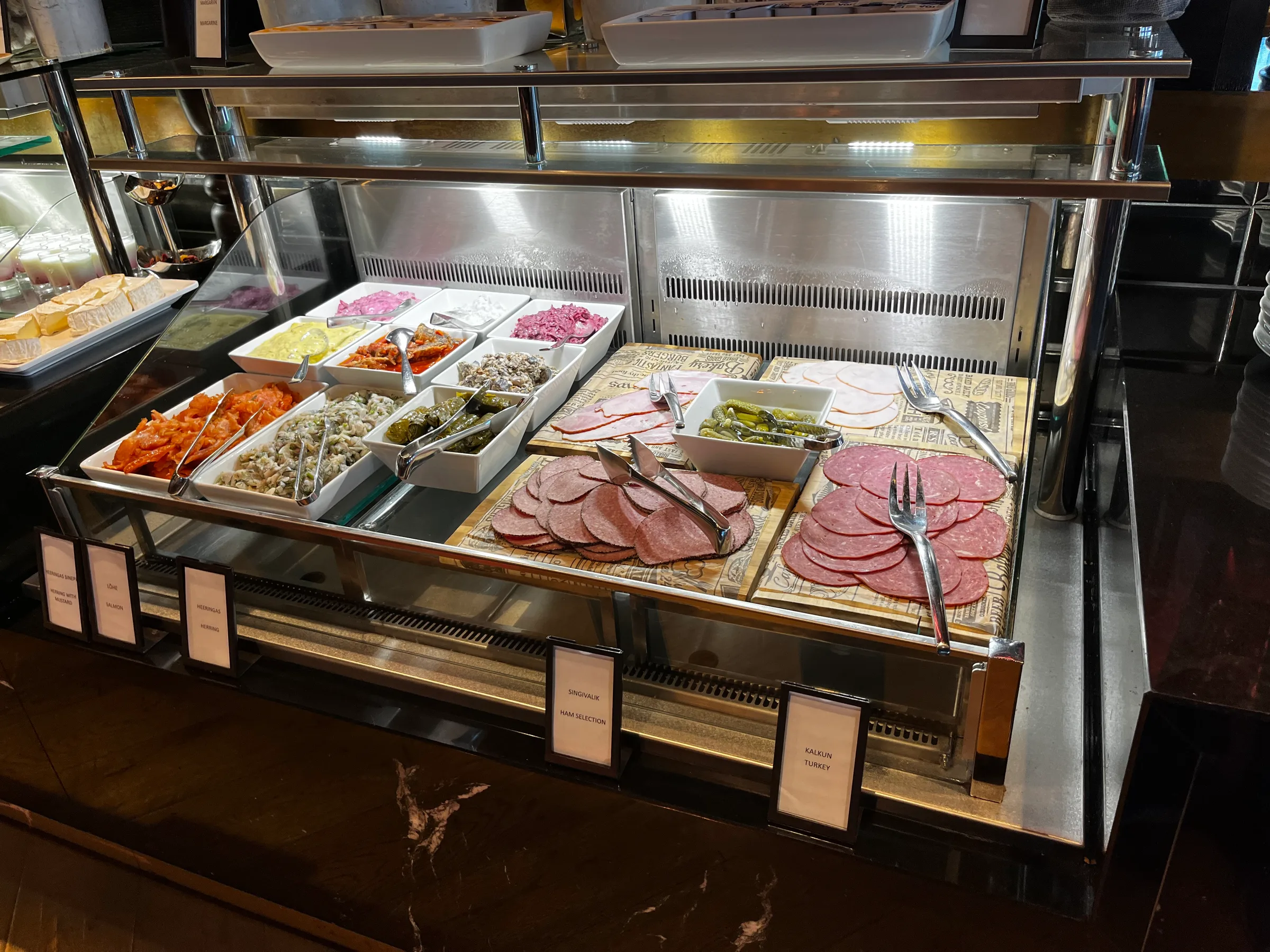 Buffet mit verschiedenen Fleischsorten und Beilagen