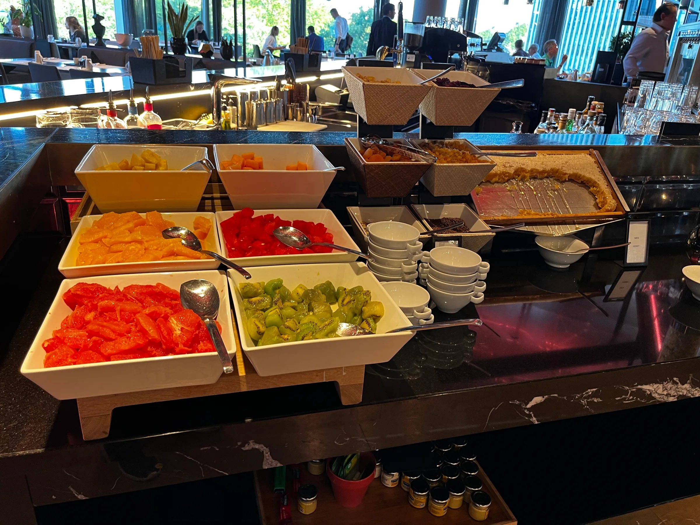 Fruchtsalatbuffet im Hotel mit verschiedenen Früchten