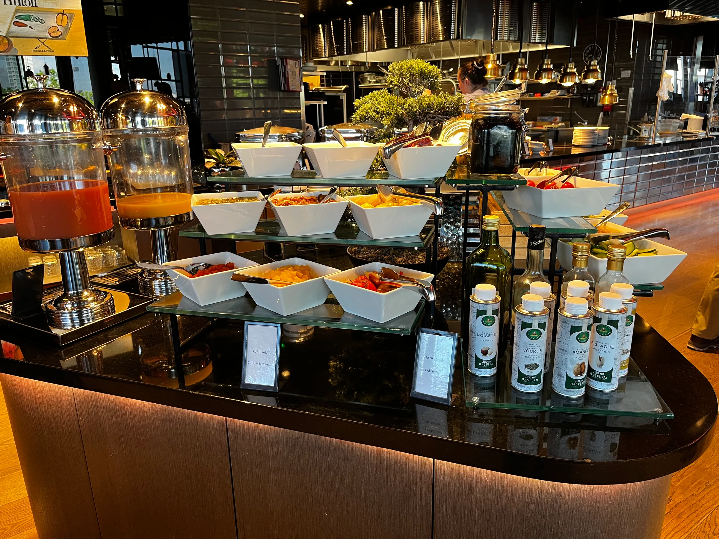 Frühstücksbuffet mit verschiedenen Salaten und Saftdispensern