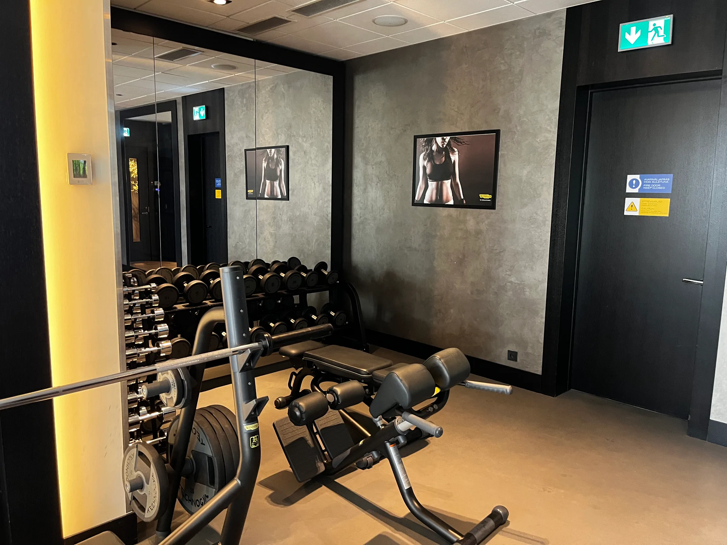 Fitnessraum mit Gewichten und Trainingsbank