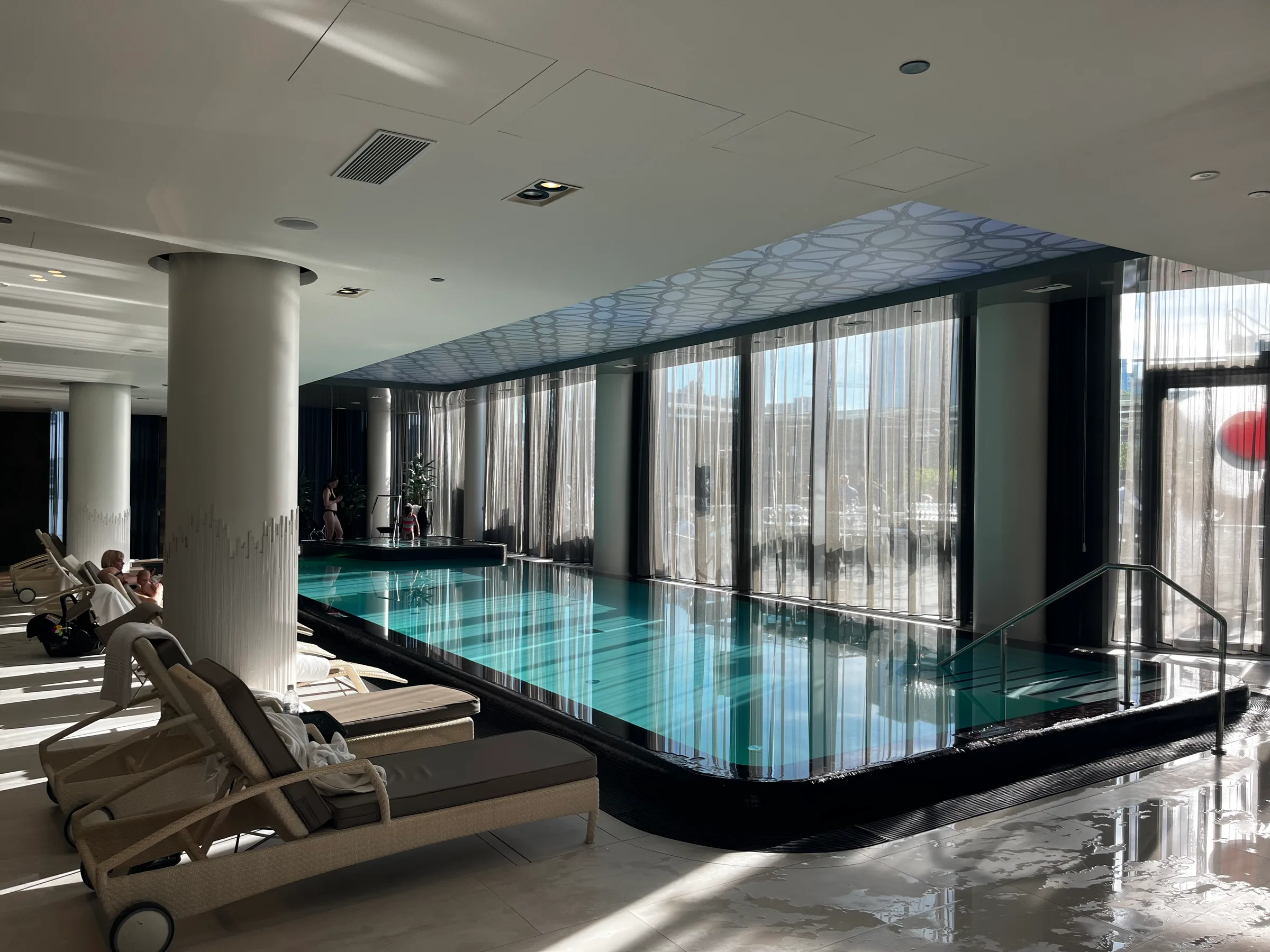 Innenansicht eines Hotels mit Pool und Liegestühlen
