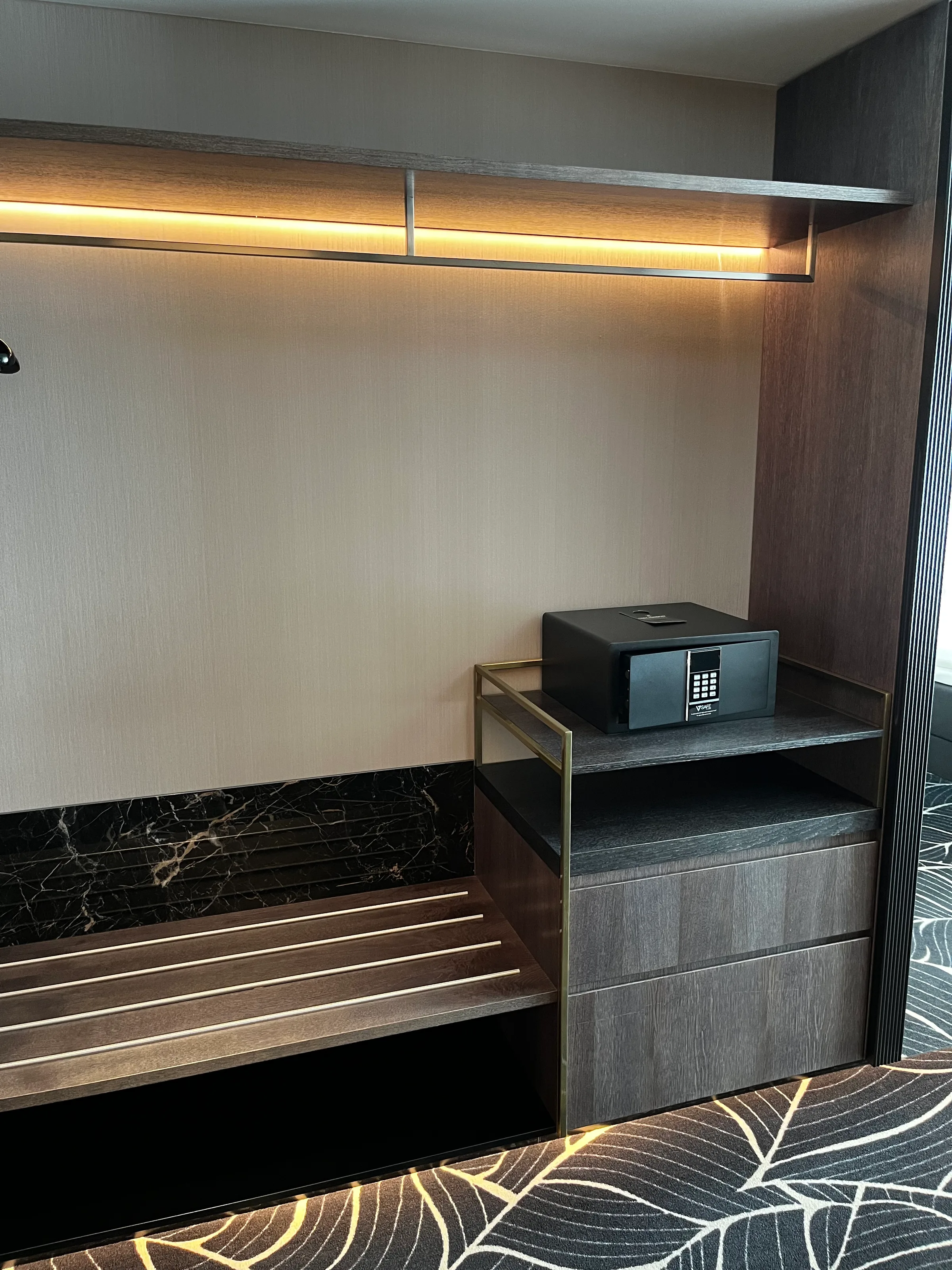 Schrank mit Safe und Beleuchtung im Hotelzimmer