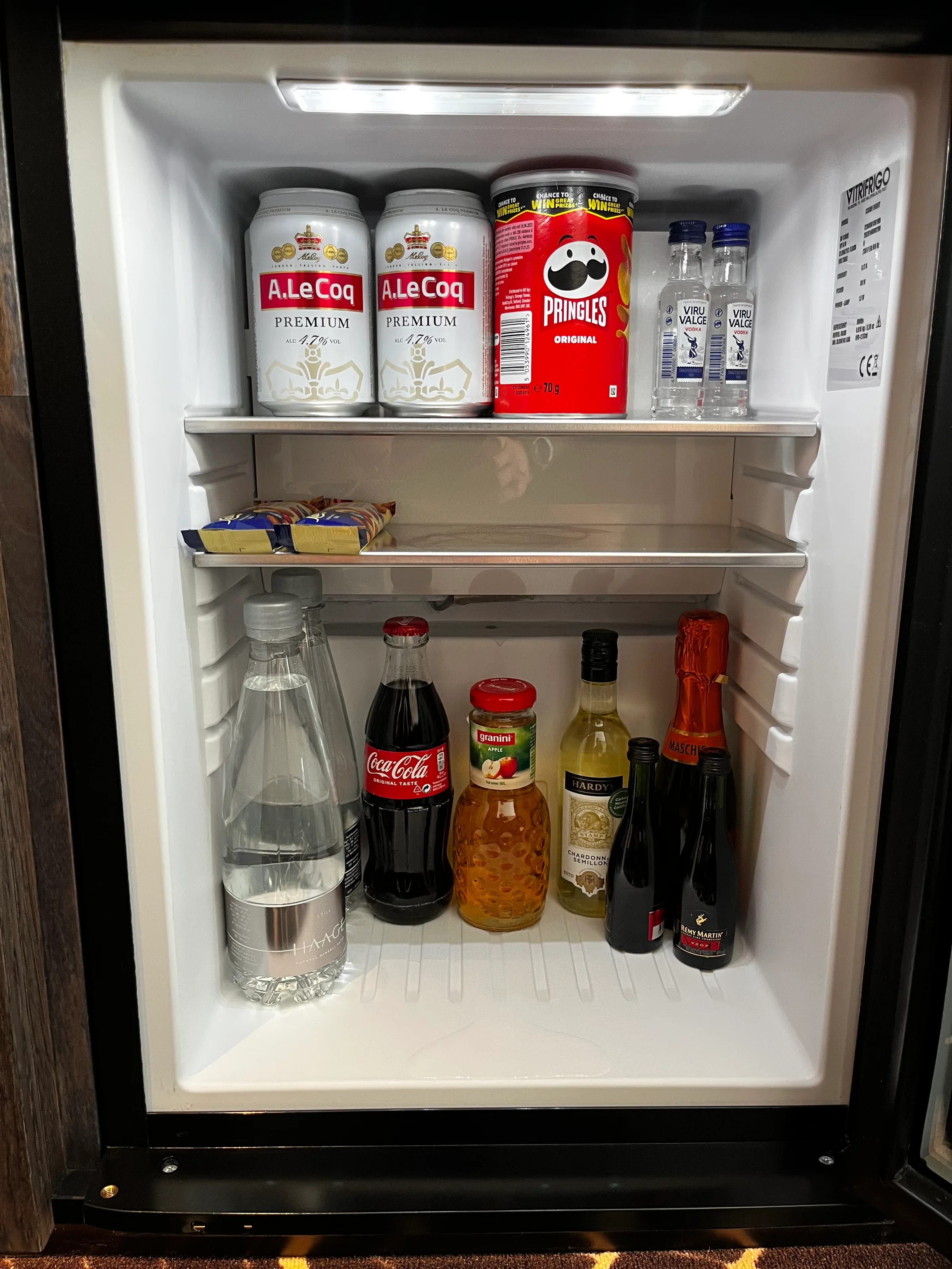 Hotelkühlschrank mit Getränken und Snacks