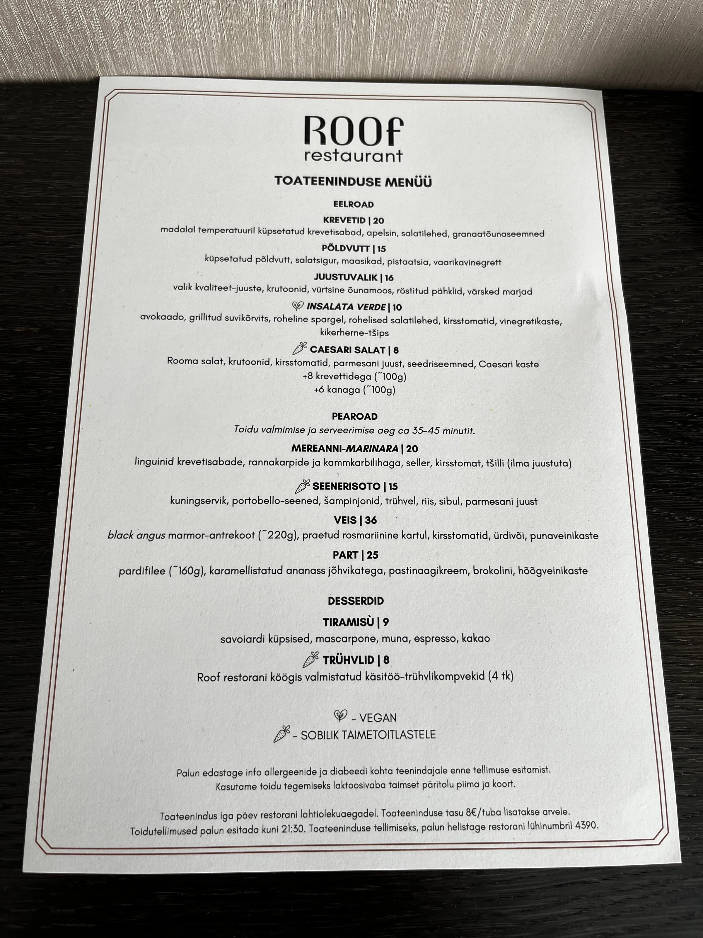 Restaurantmenü mit Speisenkategorien und Preisen auf Estnisch
