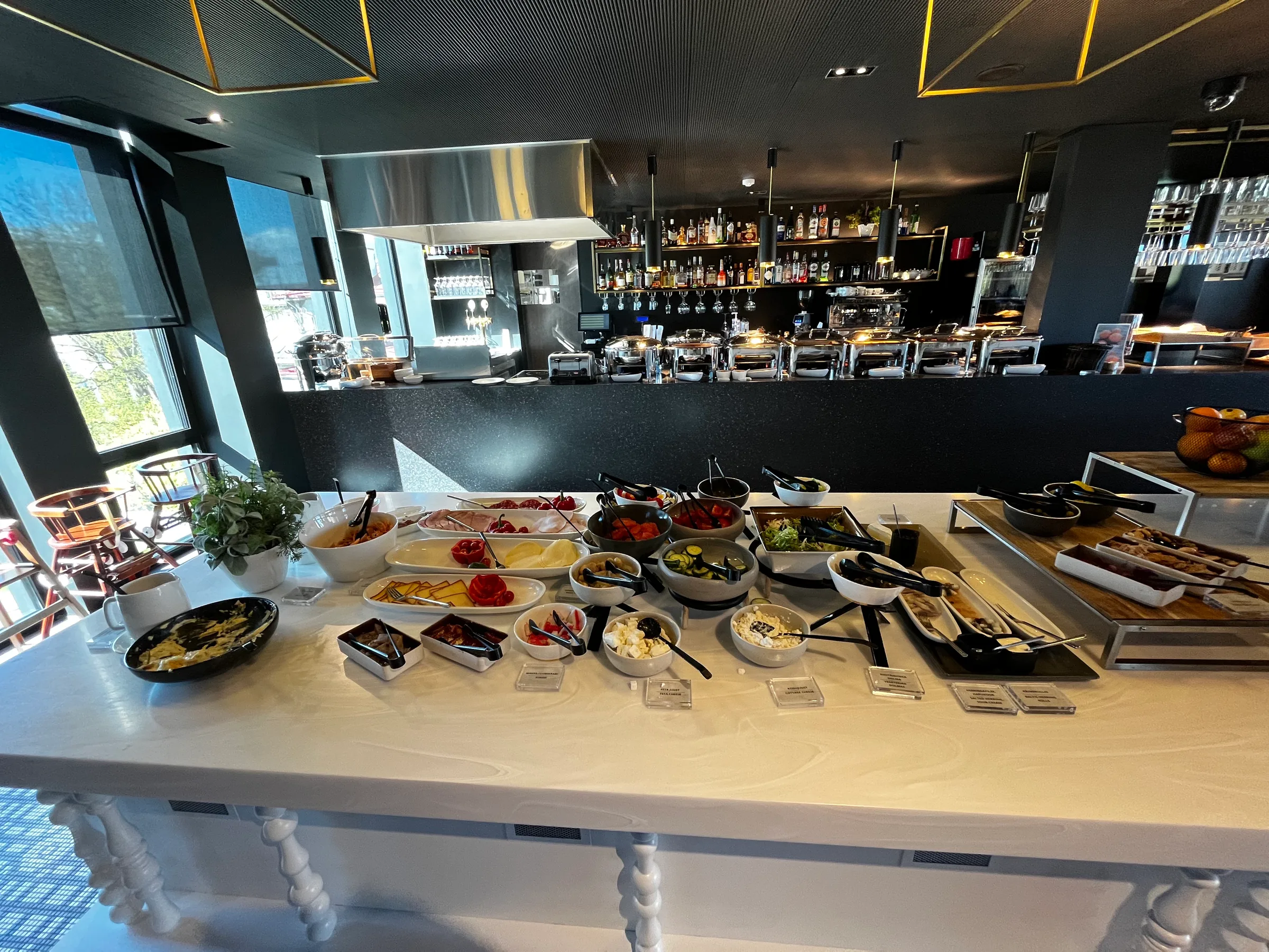 Frühstückstablett mit verschiedenen Speisen und Beilagen auf weißem Tisch