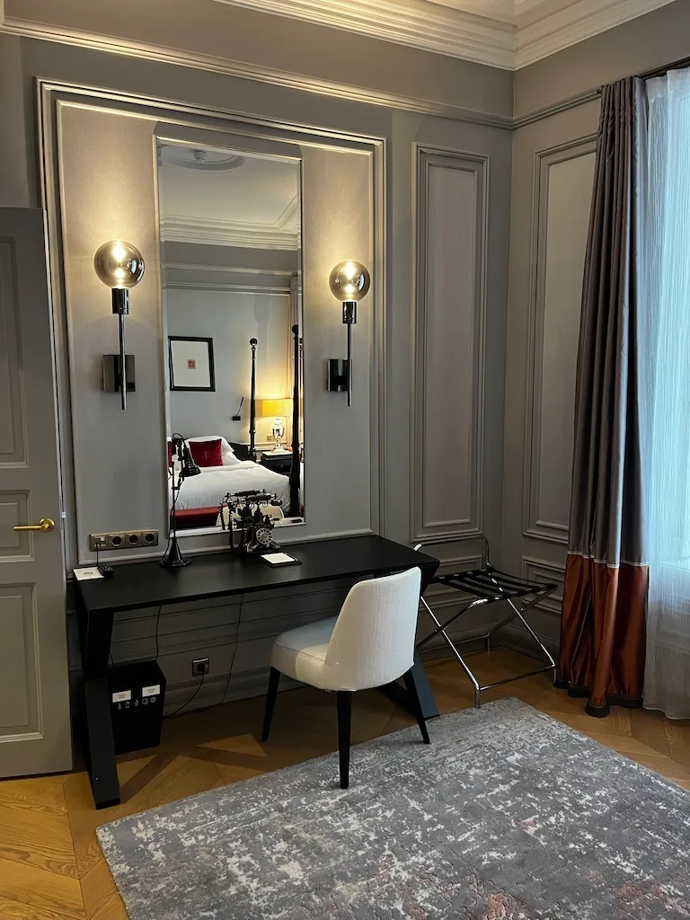 Hotelzimmer mit Schreibtisch und Spiegel