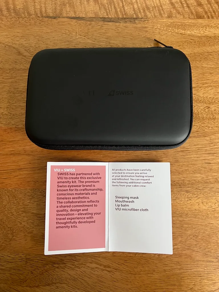 Schwarze Reisezubehör-Tasche mit Informationsblatt
