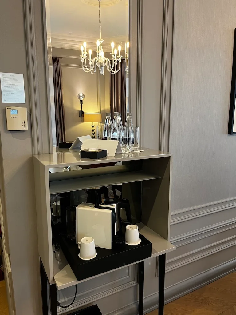 Hotelzimmerservice mit Kaffeemaschine und Gläsern