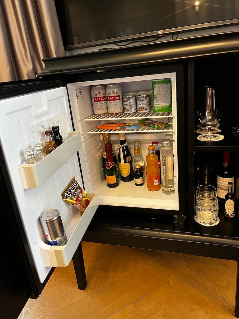 Hotelkühlschrank mit Getränken und Snacks