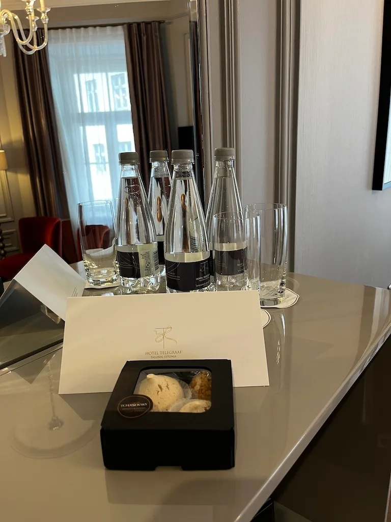 Hotelzimmer mit Mineralwasserflaschen und Snackbox