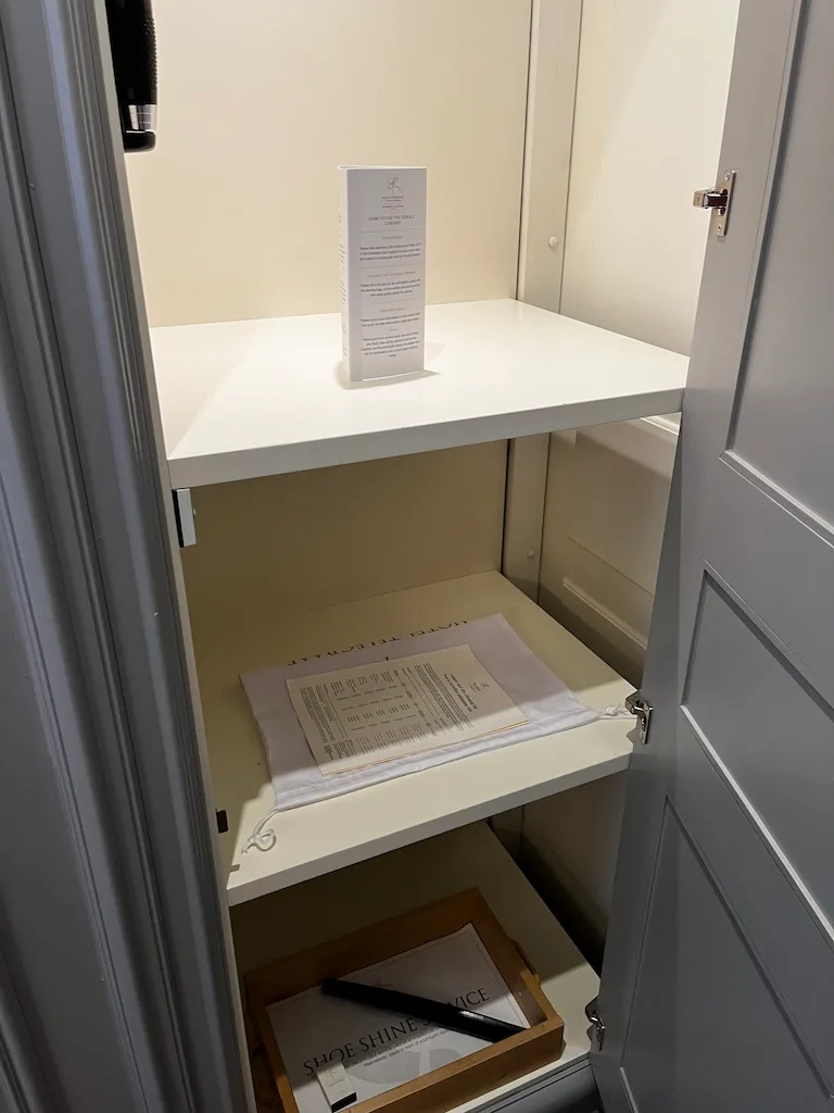 Schuhputzservice-Box auf Regal im Hotel