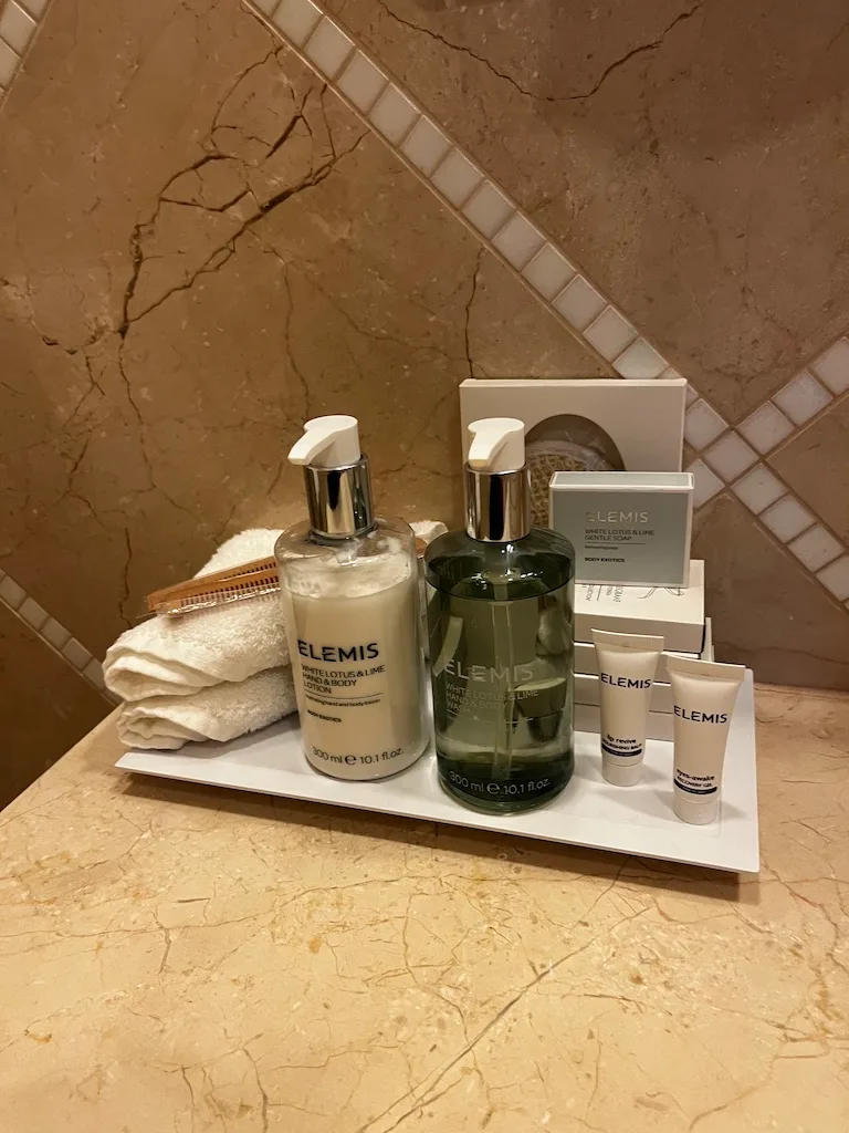 Amenity-Kit mit ELEMIS-Produkten auf einem Tablett