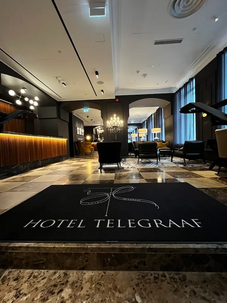 Eingangsbereich des Hotels Telegraaf mit Teppich und Möbeln