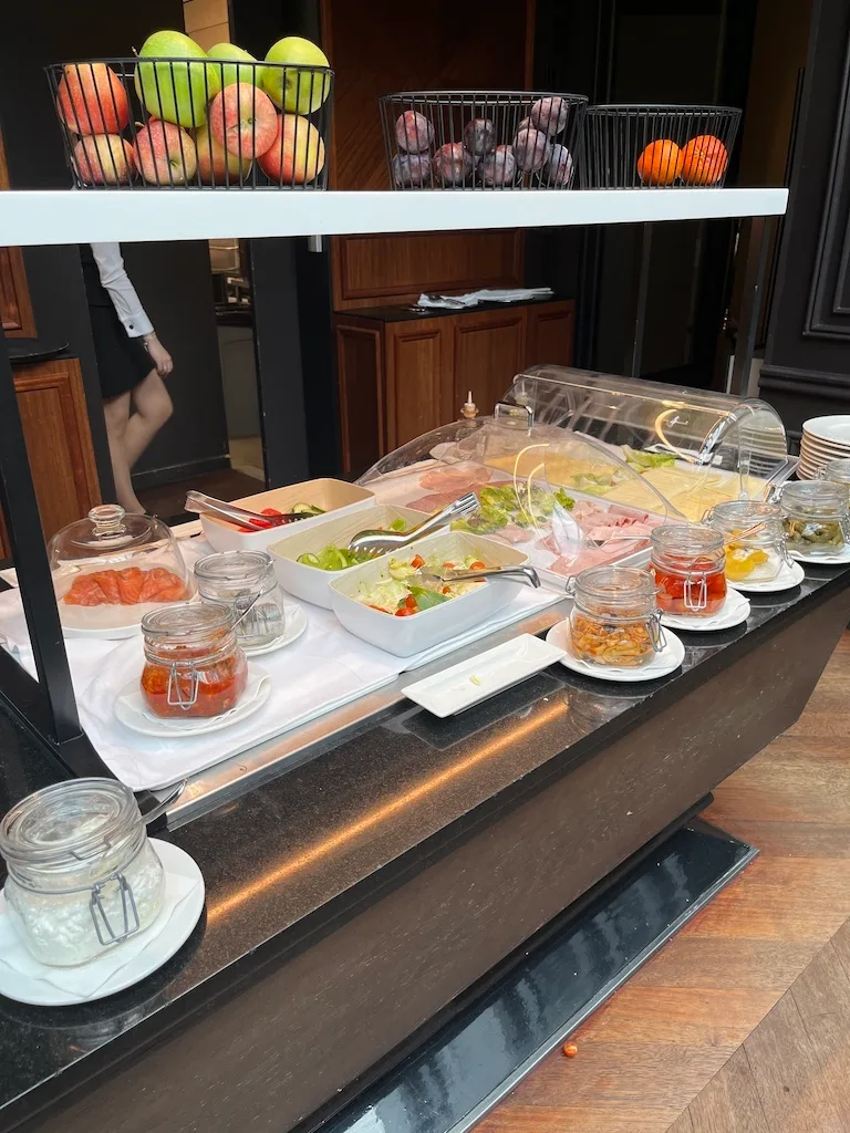 Frühstückstablett mit Salat, Wurst und Käse auf einem Buffet