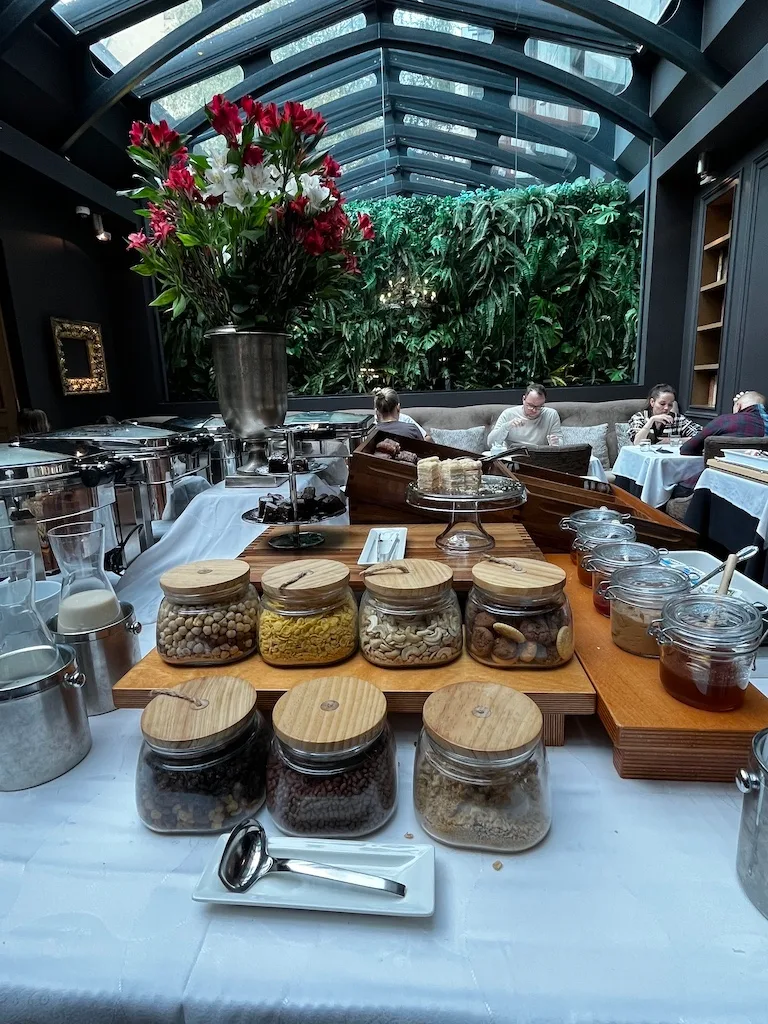 Frühstückstablett mit Nüssen und Honig im Luxushotel