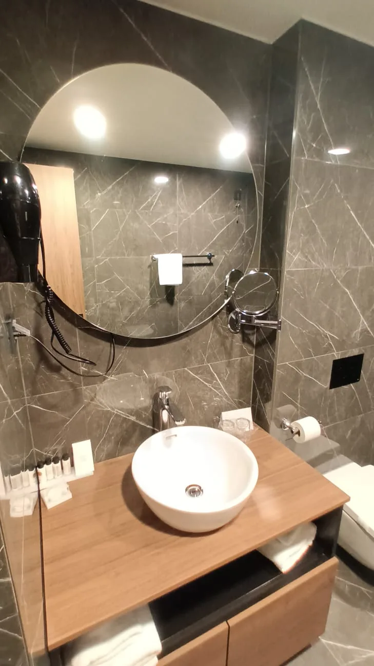 Moderne Badezimmeranlage mit Waschbecken und Spiegel