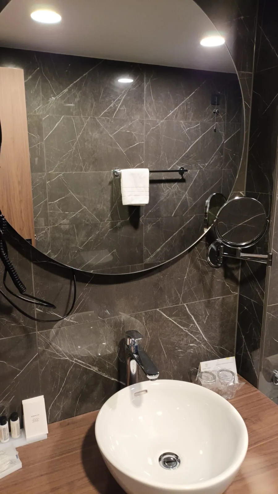 Moderne Badezimmerwand mit Marmoroptik und Handtuchhalter