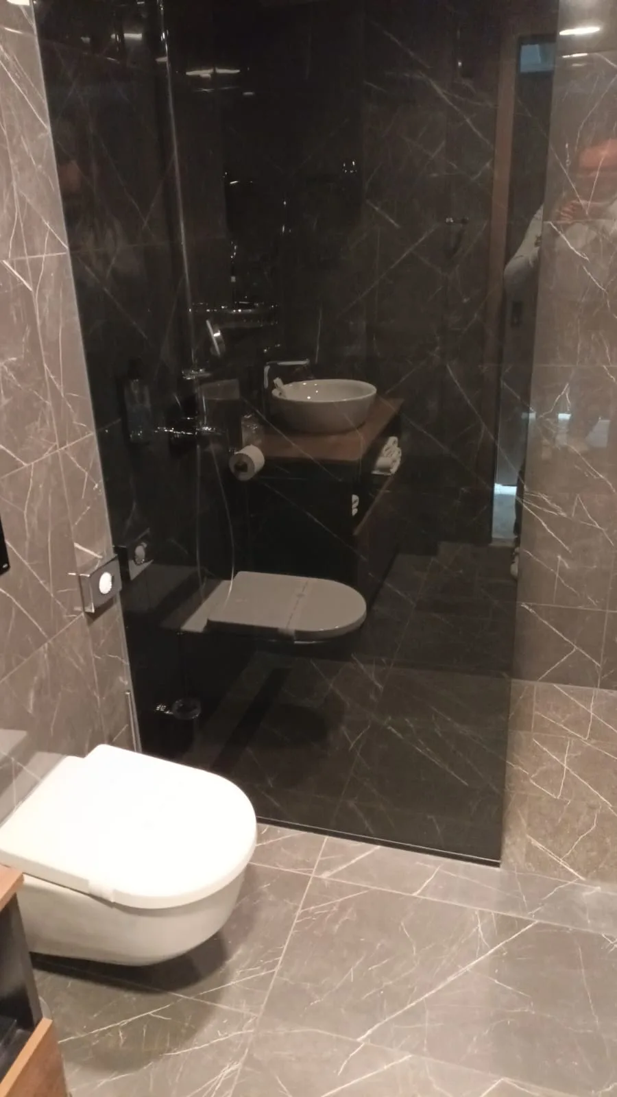 Moderne Badezimmer mit Dusche und Waschbecken