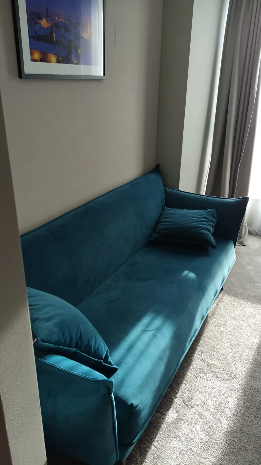 Blauer Sofa in Ecke mit Kissen