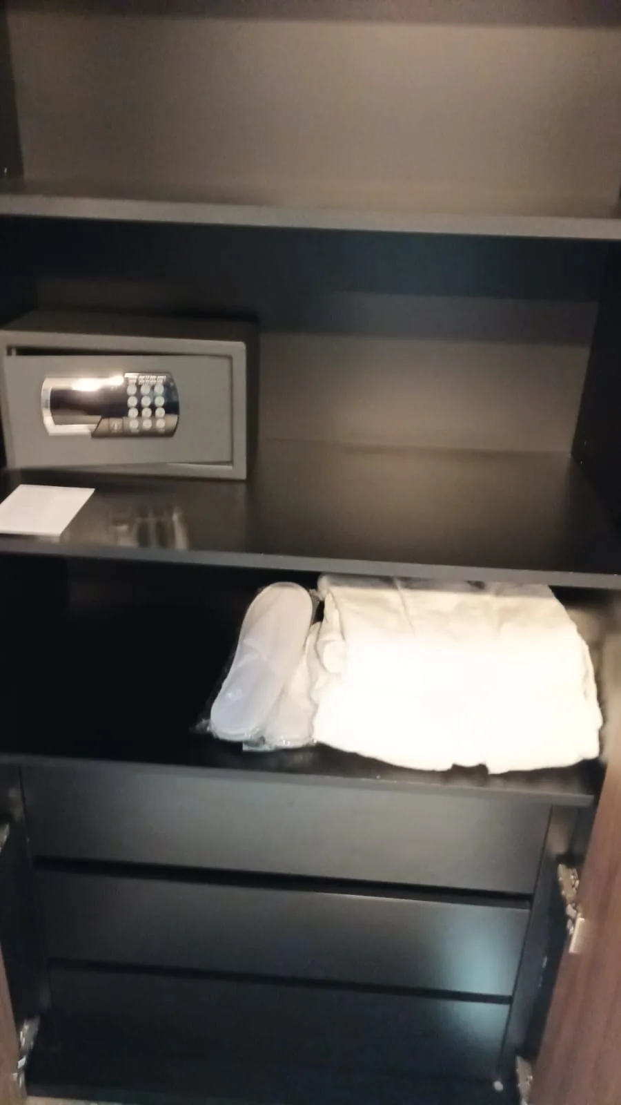 Hotelzimmerschrank mit Safe und Handtüchern