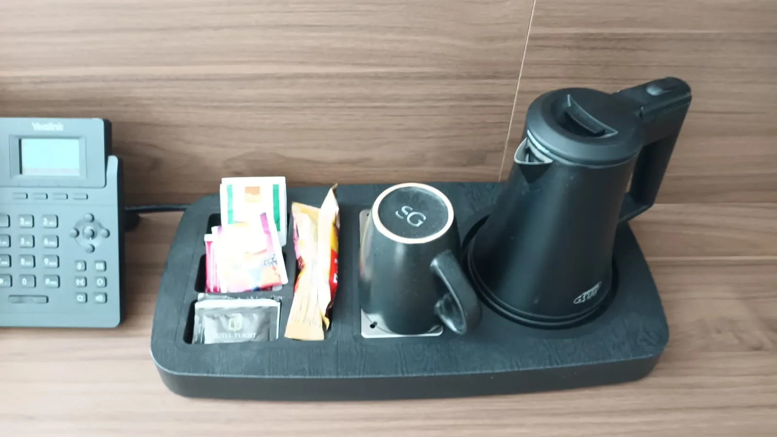 Hotelzimmereinrichtung mit Kaffeemaschine und Getränkepaket