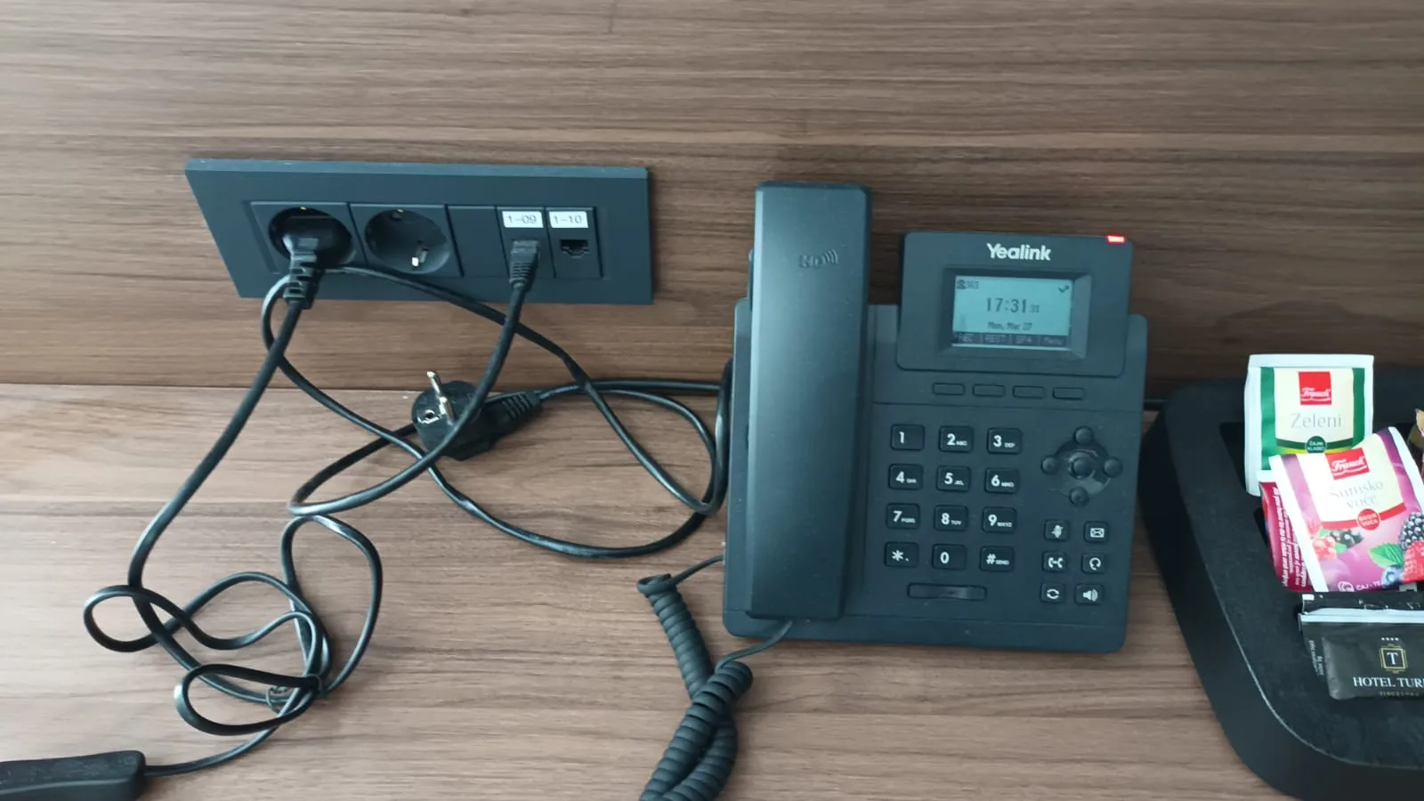 Hoteltelefon mit Steckernetzteil an Wandsteckdose