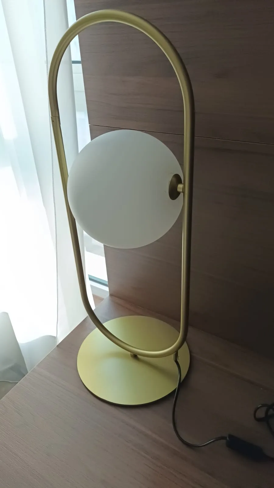 Tischlampe mit goldfarbenem Gestell und weißem Schirm