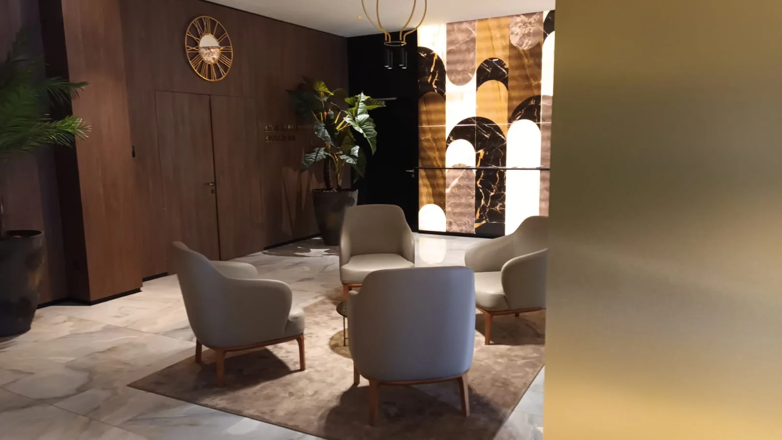 Lobby mit Sesseln und Pflanzen