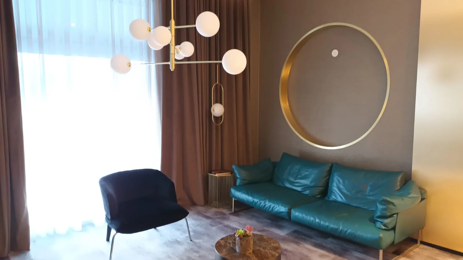 Moderne Lobby mit blauem Sofa und runder Wanddekoration