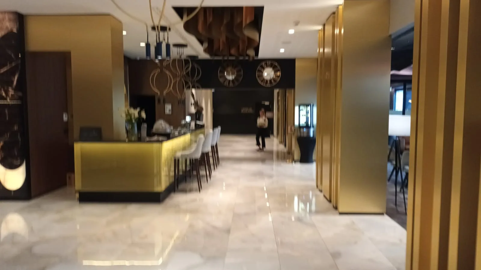 Hotellobby mit Empfang und moderner Dekoration