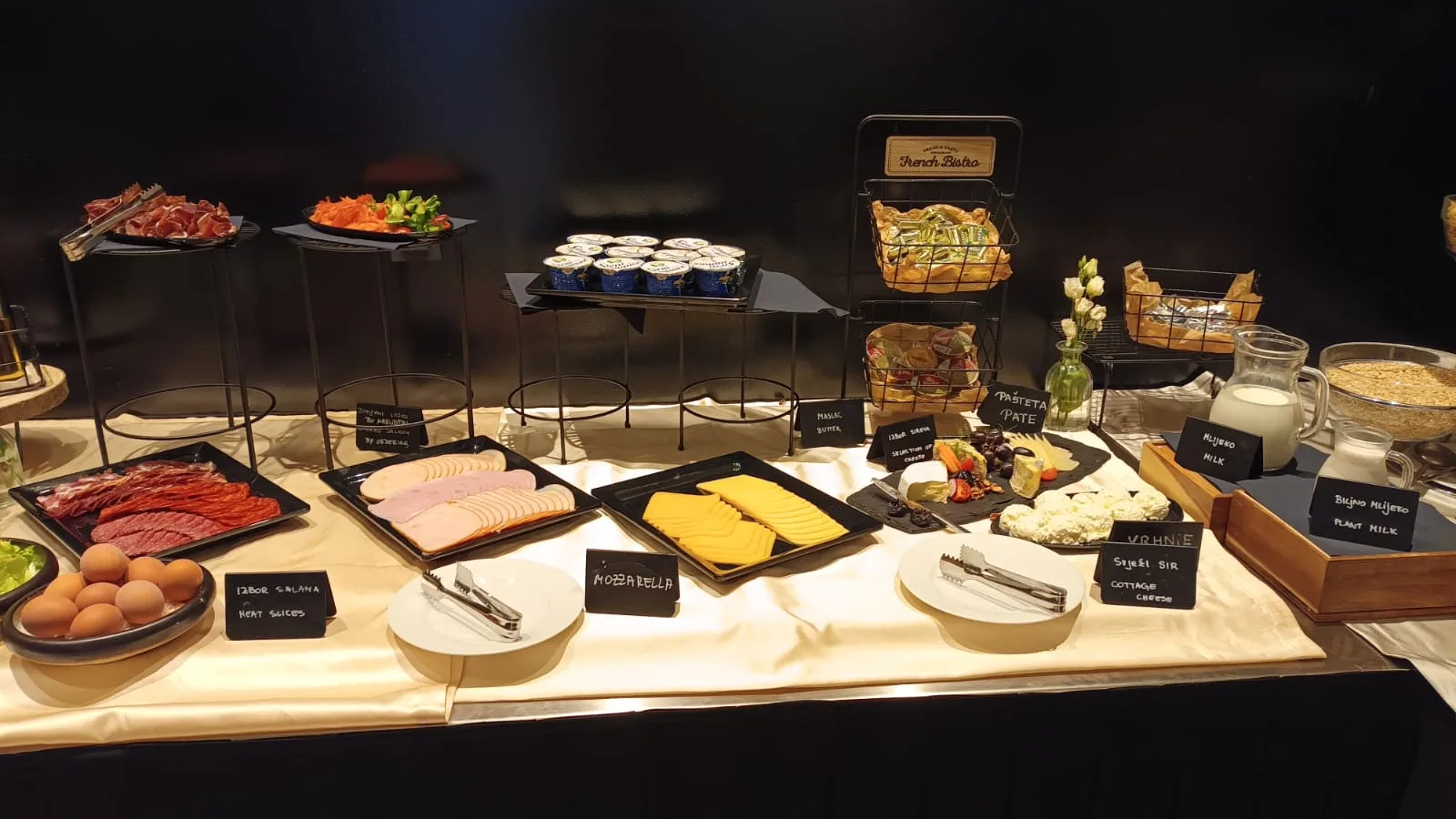 Frühstückstablett mit Käse, Schinken und Eiern