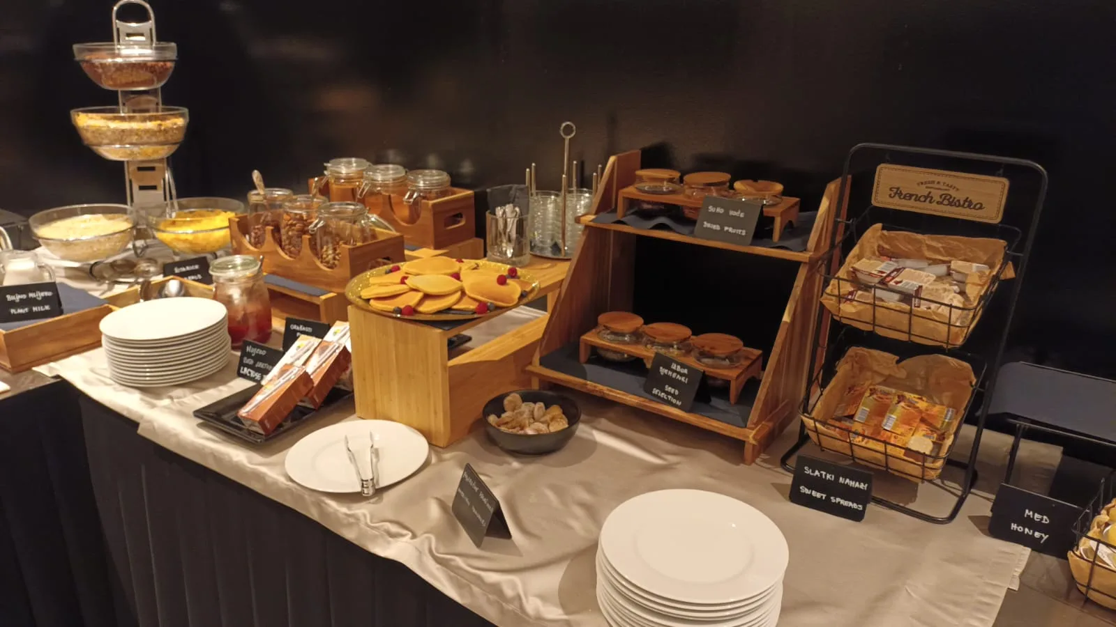 Frühstückstablett mit Käse und Honig auf Holzschublade