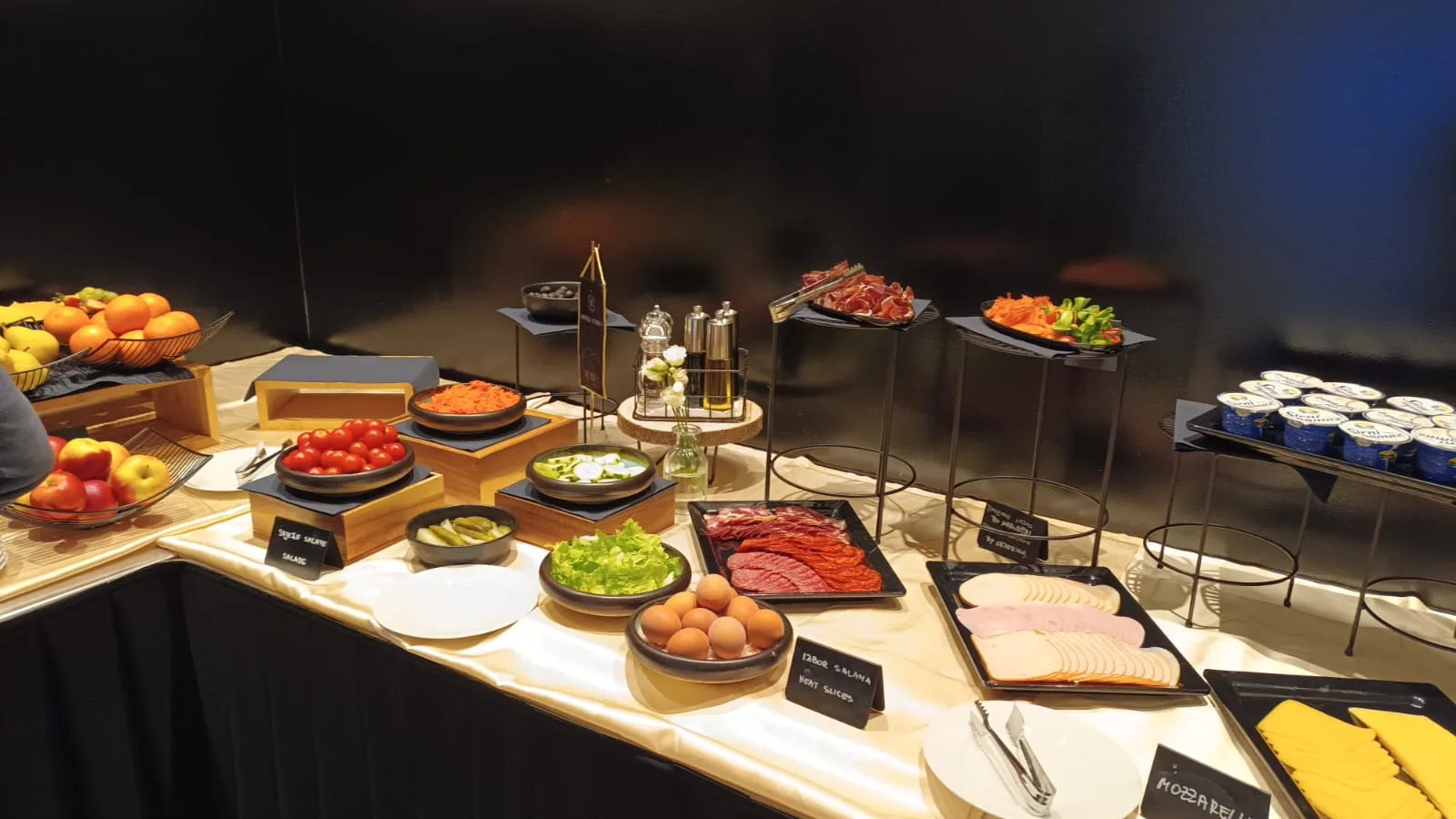 Frühstücksbuffet mit Obst, Eiern und Fleischwaren