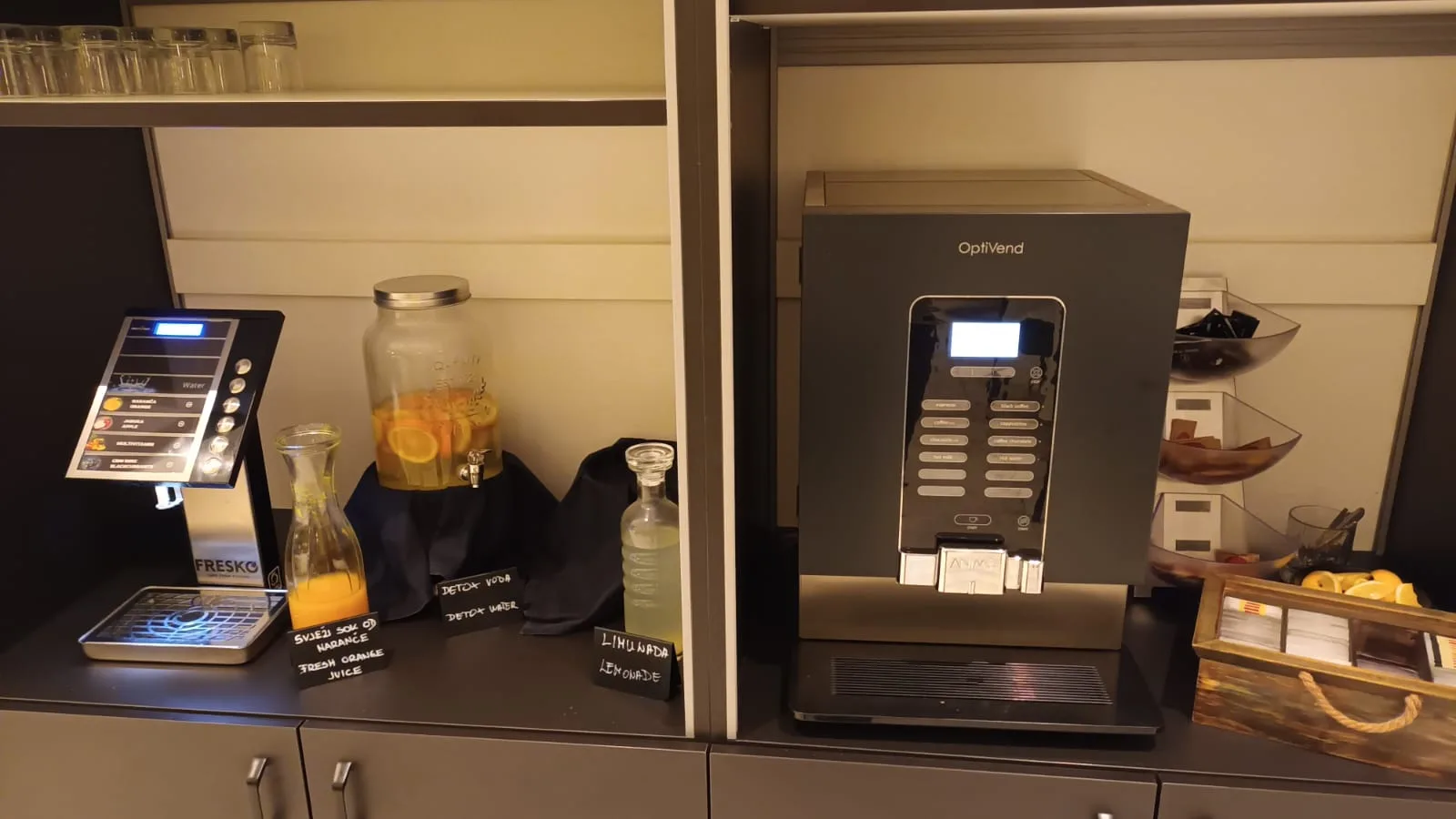 Getränkeautomat und Saftspender im Hotelbuffet