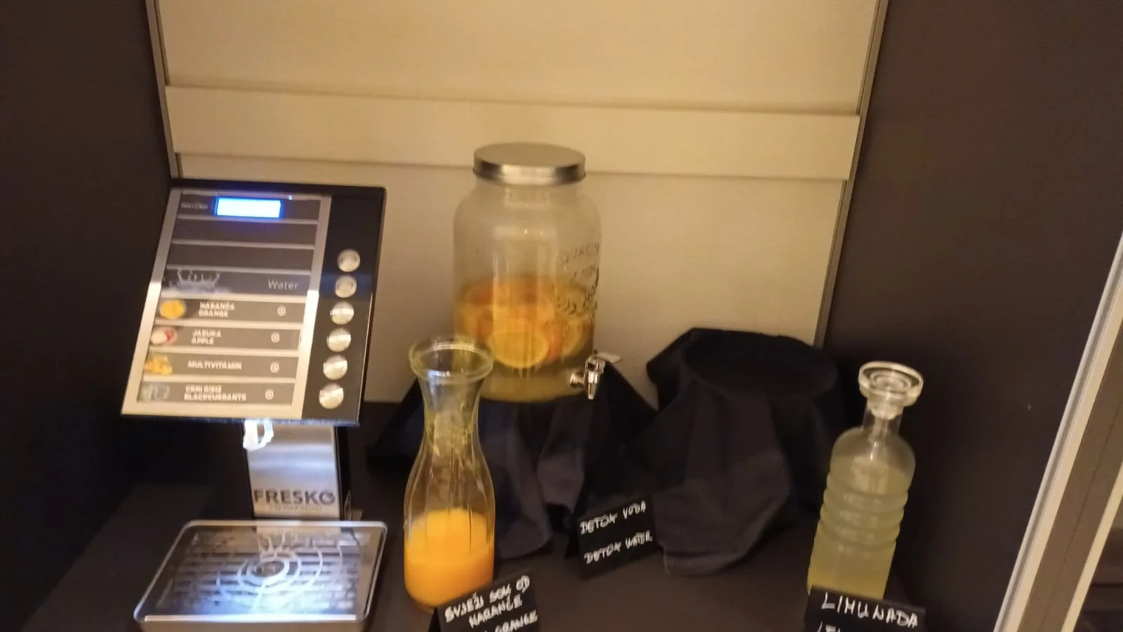 Getränkeautomat mit Saft und Wasser