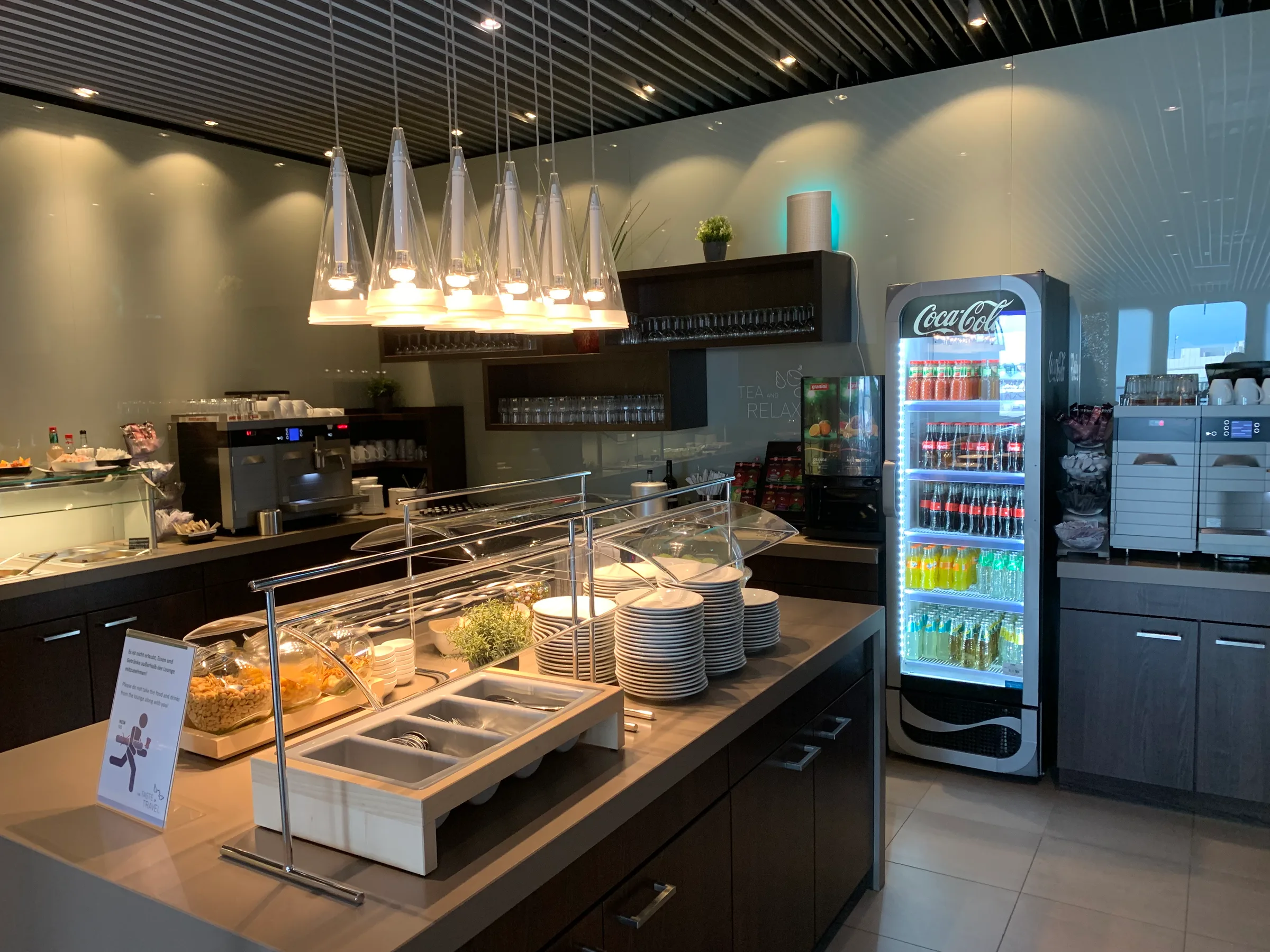 Buffet mit Getränkeautomaten und Kühlschrank im Loungebereich